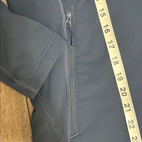 Woman’s mountain hardwear jacket - Picture 4 of 7